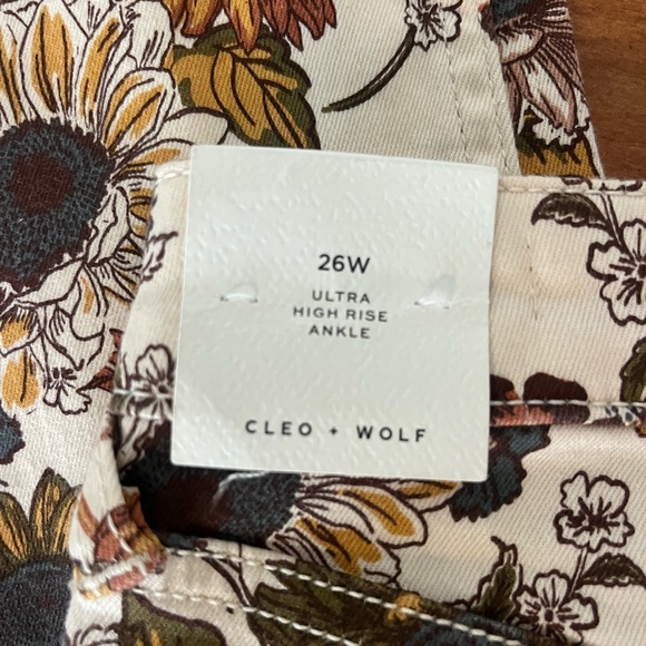 Cleo + Wolf Printed Jeans - Picture 3 of 3